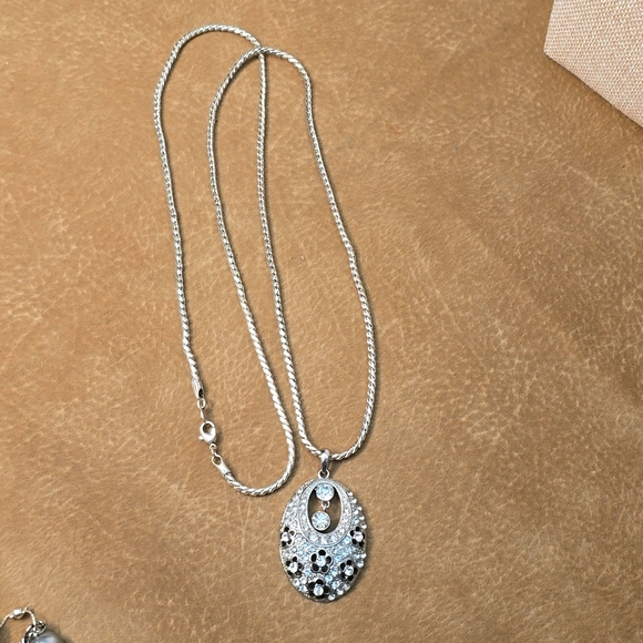 Silver tone pendant - Picture 4 of 8